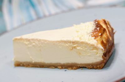 Porción de Cheesecake Cremoso con Base Crujiente Porción de Cheesecake Cremoso con Base Crujiente