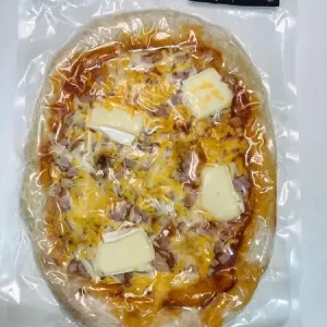 Pizza de jamón dulce y queso Aluju: cremosidad y sabor clásico en cada porción Pizza de jamón dulce y queso Aluju envasada, con base dorada, queso fundido, mantequilla y lonchas de jamón, lista para hornear o calentar.