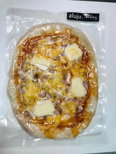 Pizza de jamón dulce y queso Aluju: cremosidad y sabor clásico en cada porción Pizza de jamón dulce y queso Aluju envasada, con base dorada, queso fundido, mantequilla y lonchas de jamón, lista para hornear o calentar.