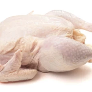 Pollo payés entero, de corral, con piel dorada y aspecto rústico, listo para cocinar al horno o rustido.