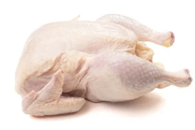 Pollo payés entero, de corral, con piel dorada y aspecto rústico, listo para cocinar al horno o rustido.