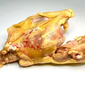 Carcasa de pollo cruda Aluju, limpia y lista para cocinar, con huesos visibles y restos de carne, ideal para caldos caseros.