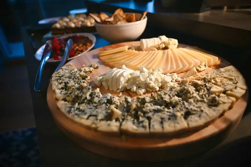 Tabla de embutidos Aluju con chorizo, salchichón, lomo curado y quesos artesanos, acompañados de pan y frutos secos, lista para servir como aperitivo o en eventos.
