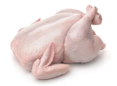 Gallina entera cruda Aluju, sin plumas, con piel amarilla natural, lista para cocinar en caldo o guiso tradicional.