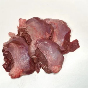 Galtas de cerdo (sin hueso) Aluju frescas, presentadas en bandeja negra, con textura jugosa y corte limpio, listas para cocinar al horno o guisar lentamente.