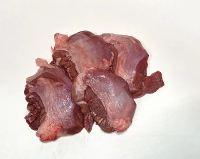 Galtas de cerdo (sin hueso) Aluju frescas, presentadas en bandeja negra, con textura jugosa y corte limpio, listas para cocinar al horno o guisar lentamente.