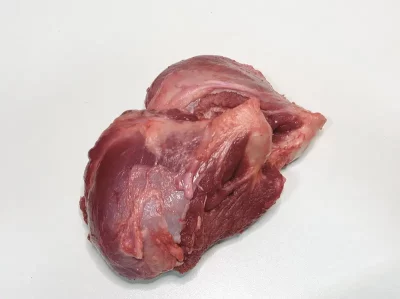 Galtas de cerdo Aluju: tradición catalana con sabor meloso Galtas de cerdo Aluju cocinadas a fuego lento, servidas con salsa de vino tinto y guarnición de patatas, sobre plato rústico.