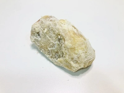 Hueso salado Aluju: sabor profundo para tus caldos caseros Hueso salado Aluju envasado al vacío, de aspecto rústico y textura granulada por la sal, ideal para caldos y guisos tradicionales.
