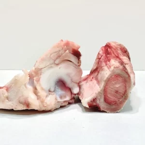 Hueso de ternera Aluju: una pieza con todo el sabor para tus caldos Una pieza de hueso de ternera crudo con médula visible, ideal para caldos caseros y fondos de cocina.