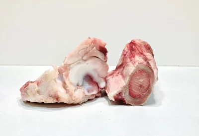 Hueso de ternera Aluju: una pieza con todo el sabor para tus caldos Una pieza de hueso de ternera crudo con médula visible, ideal para caldos caseros y fondos de cocina.