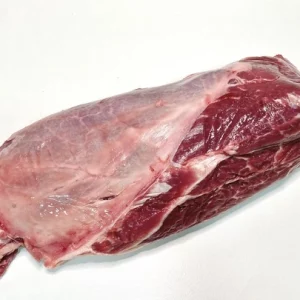 Jarrete de ternera Aluju: melosidad y sabor para tus platos de cuchara Pieza de jarrete de ternera Aluju cruda, con hueso y veteado natural, lista para cocinar en guisos, estofados o al horno.