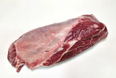 Pieza de jarrete de ternera Aluju cruda, con hueso y veteado natural, lista para cocinar en guisos, estofados o al horno.