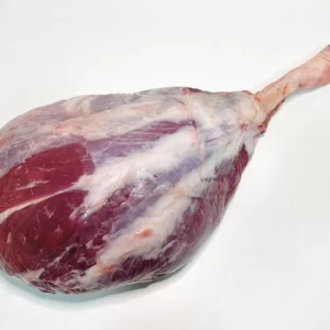 Llata de ternera Aluju: melosidad y sabor para tus guisos con alma Pieza de llata de ternera Aluju cruda, con hueso y veteado natural, presentada en bandeja, lista para guisar o asar lentamente.
