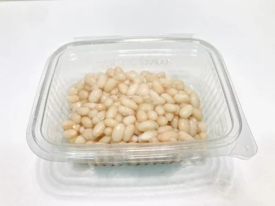 Envase transparente con monchetas cocidas Aluju, de color blanco brillante y textura tierna, listas para consumir.