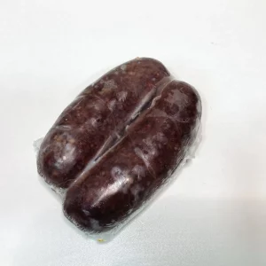Morcilla Aluju envasada al vacío, de color oscuro y textura compacta, presentada en pack doble sobre fondo neutro.