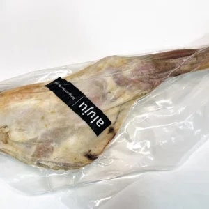 Paletilla de cabrito cocinada Aluju, envasada al vacío, con piel dorada y jugosa, lista para calentar y servir.