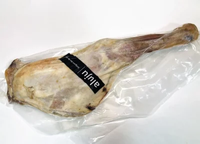 Paletilla de cabrito cocinada Aluju, envasada al vacío, con piel dorada y jugosa, lista para calentar y servir.