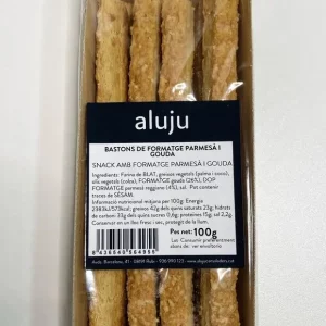 Palitos tostados Aluju con queso parmesano y gouda, en envase transparente con etiqueta visible, crujientes y dorados.