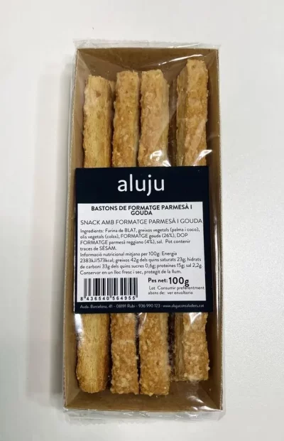 Palitos tostados Aluju con queso parmesano y gouda, en envase transparente con etiqueta visible, crujientes y dorados.