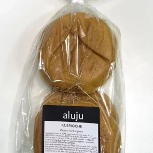 Pan burguer brioche: suavidad y sabor para tus hamburguesas gourmet Pan brioche para hamburguesas en envase transparente, con dos unidades doradas y esponjosas, etiquetado artesanal de la marca Aluju.
