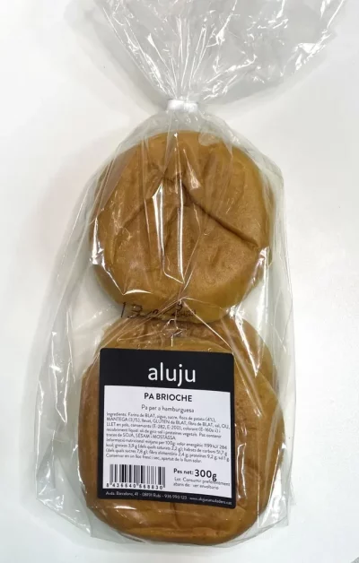 Pan brioche para hamburguesas en envase transparente, con dos unidades doradas y esponjosas, etiquetado artesanal de la marca Aluju.