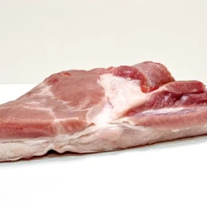 Panceta cruda Aluju, con capas visibles de carne y grasa, presentada en bandeja y lista para cocinar a la plancha, horno o brasa.