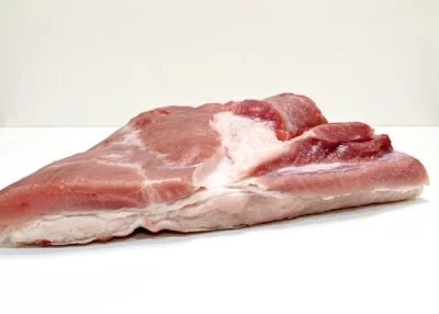 Panceta Aluju: sabor intenso y textura crujiente para tus recetas Panceta cruda Aluju, con capas visibles de carne y grasa, presentada en bandeja y lista para cocinar a la plancha, horno o brasa.
