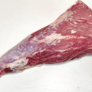 Peixet Aluju: melosidad y sabor para tus guisos con alma Pieza de peixet Aluju cruda, con hueso y veteado natural, presentada en bandeja, lista para guisar o asar lentamente.