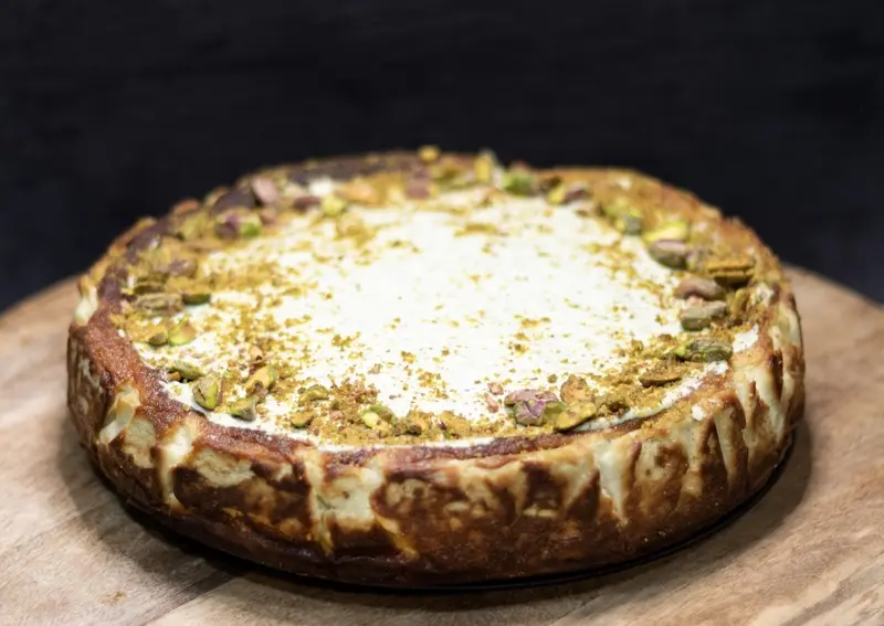 Cheesecake de pistacho con acabado suave y color vibrante