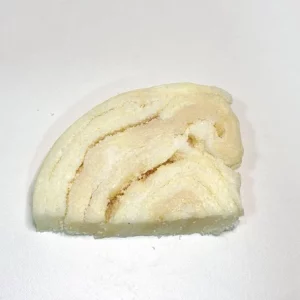 Pieza de sagí Aluju cruda, de color blanco nacarado y textura firme, presentada en bandeja, lista para cocinar o fundir.