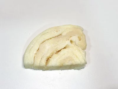 Pieza de sagí Aluju cruda, de color blanco nacarado y textura firme, presentada en bandeja, lista para cocinar o fundir.
