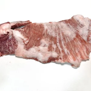 Pieza de secreto ibérico crudo Aluju, con veteado de grasa natural, lista para cocinar a la plancha o brasa.