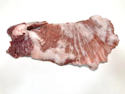 Pieza de secreto ibérico crudo Aluju, con veteado de grasa natural, lista para cocinar a la plancha o brasa.