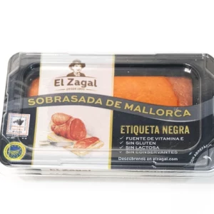 Sobrasada de Mallorca Aluju envasada al vacío, con etiqueta negra y sello IGP, elaborada con carne de cerdo y pimentón, lista para untar o cocinar.