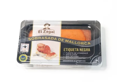 Sobrasada de Mallorca Aluju envasada al vacío, con etiqueta negra y sello IGP, elaborada con carne de cerdo y pimentón, lista para untar o cocinar.